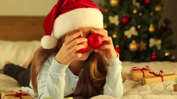 Kind in een goed humeur in een decoratieve interieur voor Kerstmis — Stockvideo