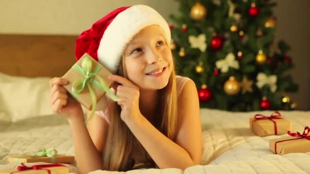 圣诞节装饰的室内装饰中的孩子们在家里打开节日礼物 — 图库视频影像