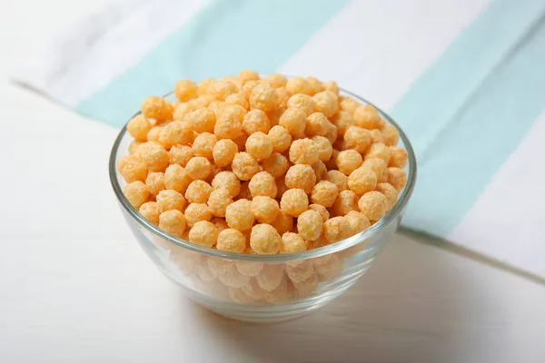 Bolas de maíz en esmalte para el desayuno de cerca sobre la mesa — Foto de Stock