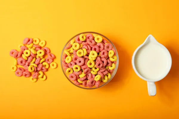 Anneaux de maïs colorés pour le petit déjeuner sur la table close-up — Photo