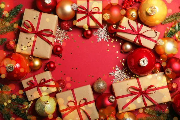 Різдвяні прикраси та подарунки на кольоровому фоні зверху — стокове фото