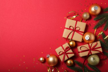 Renkli bir arka plan görünümünde Noel süsleri ve hediyeler