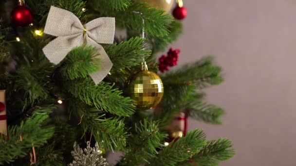 Krásné vánoční pozadí s zdobeným stromem a girland — Stock video