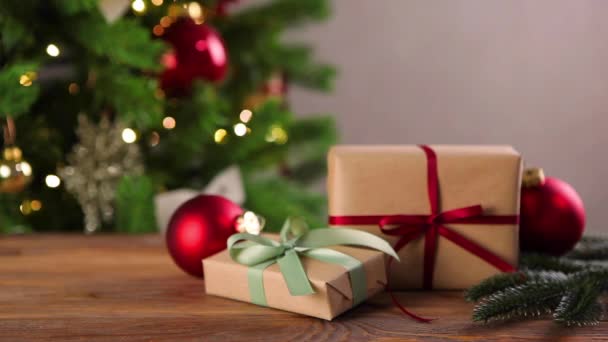 Pięknie zapakowane prezenty na tle Bożego Narodzenia. — Wideo stockowe
