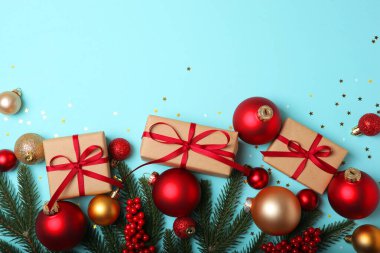 Renkli bir arka plan görünümünde Noel süsleri ve hediyeler