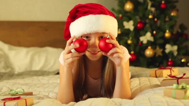 Niño de buen humor en un interior decorativo para Navidad — Vídeo de stock