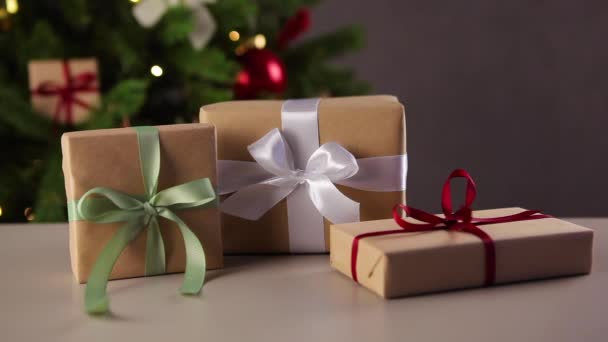 Krásně zabalené dárky na vánoční pozadí. — Stock video
