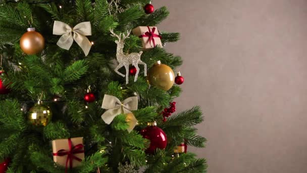 Beautiful christmas background with decorated tree and garland — Stock Video