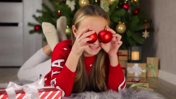 Bambino di buon umore in un interno decorativo per Natale — Video Stock