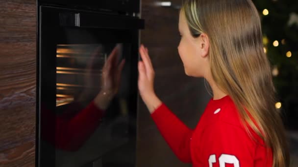 크리스마스에 집에서 생강빵 쿠키를 굽는 10 대 소녀 — 비디오