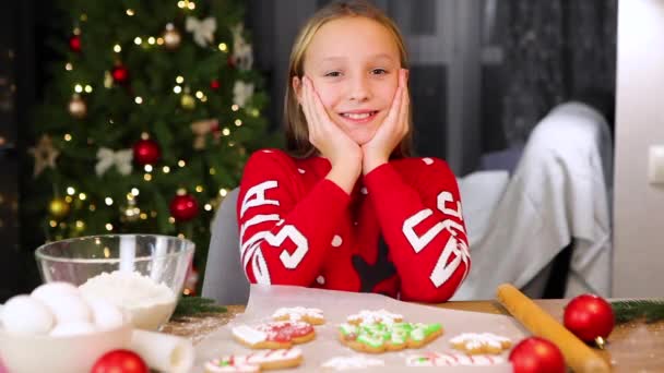 Nastoletnia dziewczyna pieczenia Christmas pierniki ciasteczka w domu — Wideo stockowe