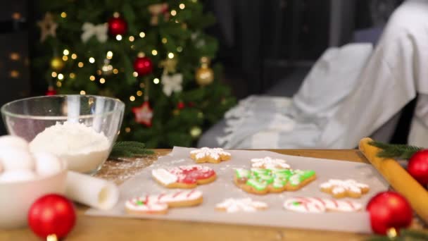 Adolescente menina assar biscoitos de gengibre de Natal em casa — Vídeo de Stock