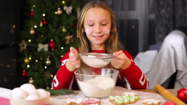 Nastoletnia dziewczyna pieczenia Christmas pierniki ciasteczka w domu — Wideo stockowe