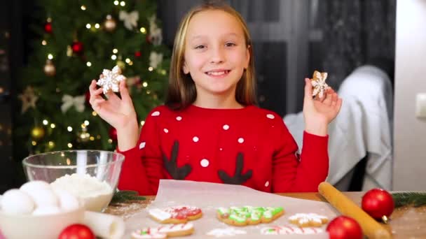 Adolescente menina assar biscoitos de gengibre de Natal em casa — Vídeo de Stock