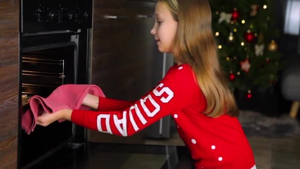 Teenage dívka pečení vánoční perník cookies doma — Stock video