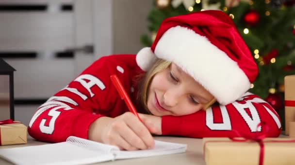 dítě ve zdobeném interiéru k Vánocům píše dopis Santa Clausovi