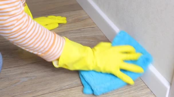 Женская рука моет пол тряпкой крупным планом — стоковое видео