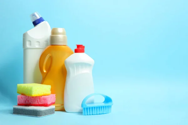 Conjunto de produtos de limpeza em um fundo colorido close-up com um lugar para texto — Fotografia de Stock