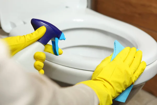 Mulher lavar e desinfectar vaso sanitário com detergente close-up — Fotografia de Stock