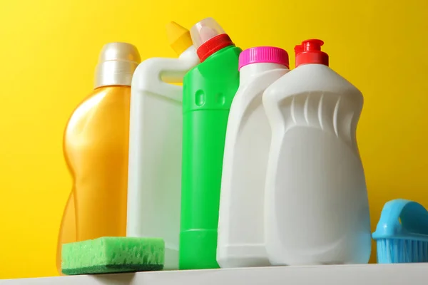 Conjunto de produtos de limpeza em um fundo colorido close-up com um lugar para texto — Fotografia de Stock