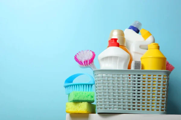 Set di prodotti per la pulizia su sfondo colorato primo piano con un posto per il testo — Foto Stock