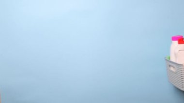 Renkli bir arka planda, kadınların elindeki temizlik ürünleri.