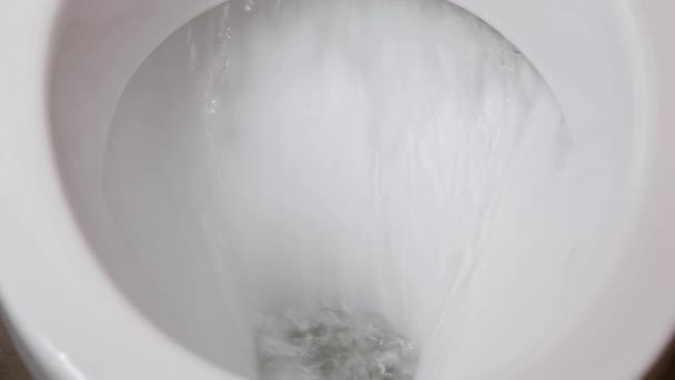 在白色厕所的特写镜头中冲洗水 — 图库视频影像