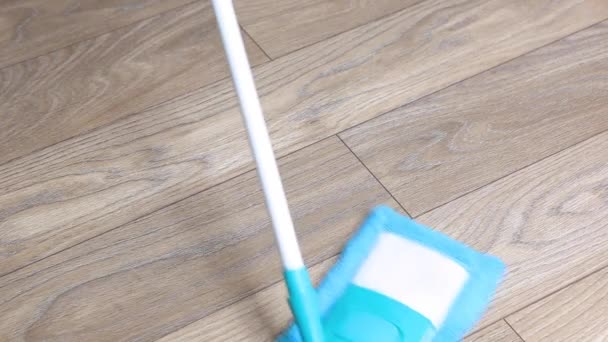 Nő mossa a padlót egy felmosó közelkép — Stock videók