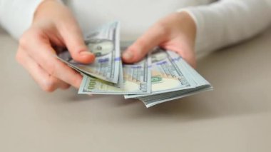 Birçok dolarlık banknotlar kadınların elinde. Kapatın.