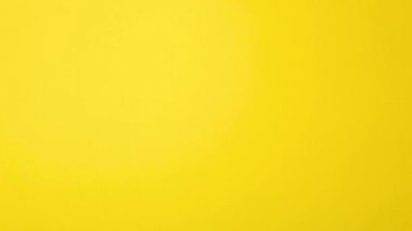 Renkli arka planda bulaşık deterjanı. Eldivenli kadın ellerinde.