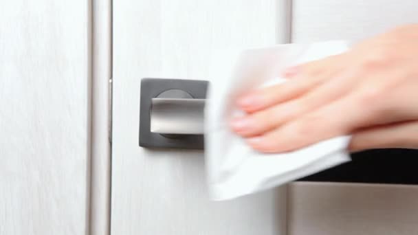 A mulher lava e desinfeta a maçaneta da porta. prevenção dos vírus disseminados. — Vídeo de Stock