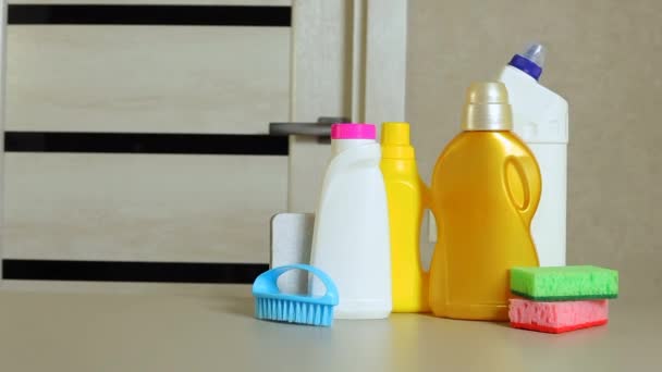 Conjunto de detergentes na mesa no interior da sala close-up — Vídeo de Stock