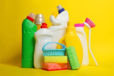 Renkli bir arkaplanda metin için yeri olan temizlik ürünleri seti