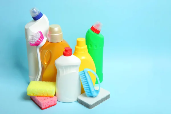 Conjunto de produtos de limpeza em um fundo colorido close-up com um lugar para texto Fotografia De Stock