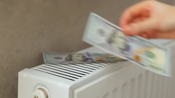 Notas de dólar em mãos femininas no fundo de um radiador close-up. — Vídeo de Stock