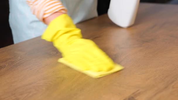 Femme au foyer essuie et désinfecte la surface de la table gros plan — Video