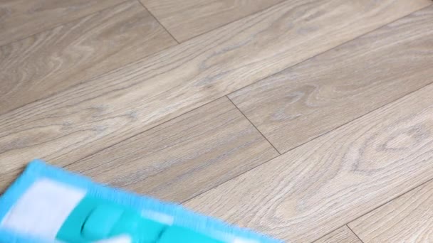 Mulher lavando o chão com uma esfregona close-up — Vídeo de Stock