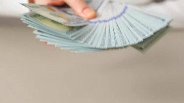 Birçok dolarlık banknotlar kadınların elinde. Kapatın.