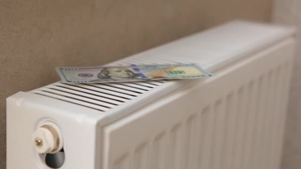 Banconote in dollari in mani femminili sullo sfondo di un radiatore primo piano. — Video Stock