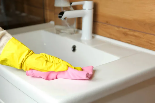 स्त्री स्नानगृह, स्वच्छता आणि निर्जंतुकीकरण मध्ये सिंक आणि तोटी साफ करते — स्टॉक फोटो, इमेज