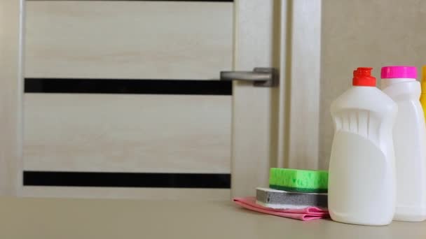 Uppsättning rengöringsmedel på bordet i det inre av rummet närbild — Stockvideo