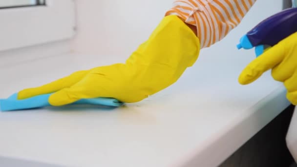 Женщина, занимающаяся уборкой, стирает подоконник крупным планом — стоковое видео