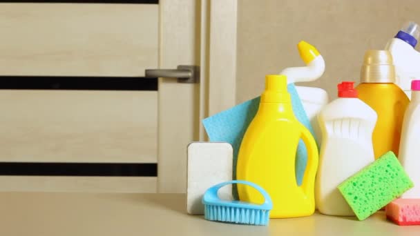 Conjunto de detergentes na mesa no interior da sala close-up — Vídeo de Stock