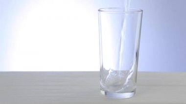 Bardakta temiz içme suyu.