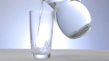 Bardakta temiz içme suyu.