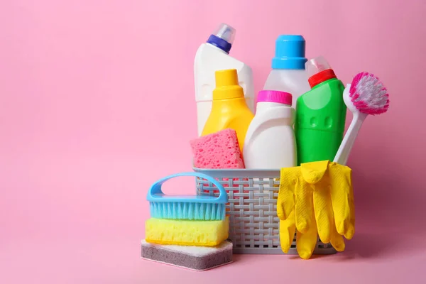 Set di prodotti per la pulizia su sfondo colorato primo piano con un posto per il testo — Foto Stock