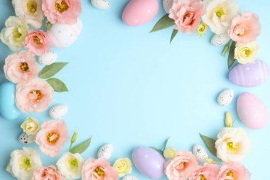 Renkli arka planda çiçekler ve Paskalya yumurtaları. Paskalya arkaplanı