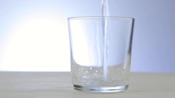 Eau potable propre dans un verre gros plan — Video