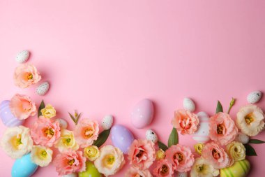 Renkli arka planda çiçekler ve Paskalya yumurtaları. Paskalya arkaplanı