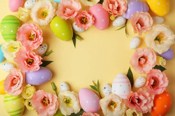 花和复活节彩蛋在彩色背景特写。复活节背景 — 图库照片